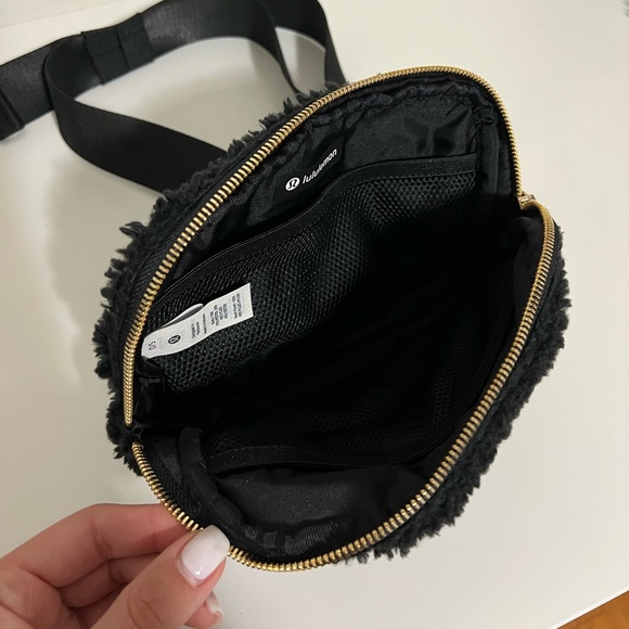 Lululemon black sherpa belt bag, new with tags - Picture 2 of 4